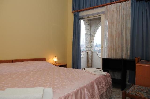 Pansion Manuela Hotel Vrsar Exterior photo